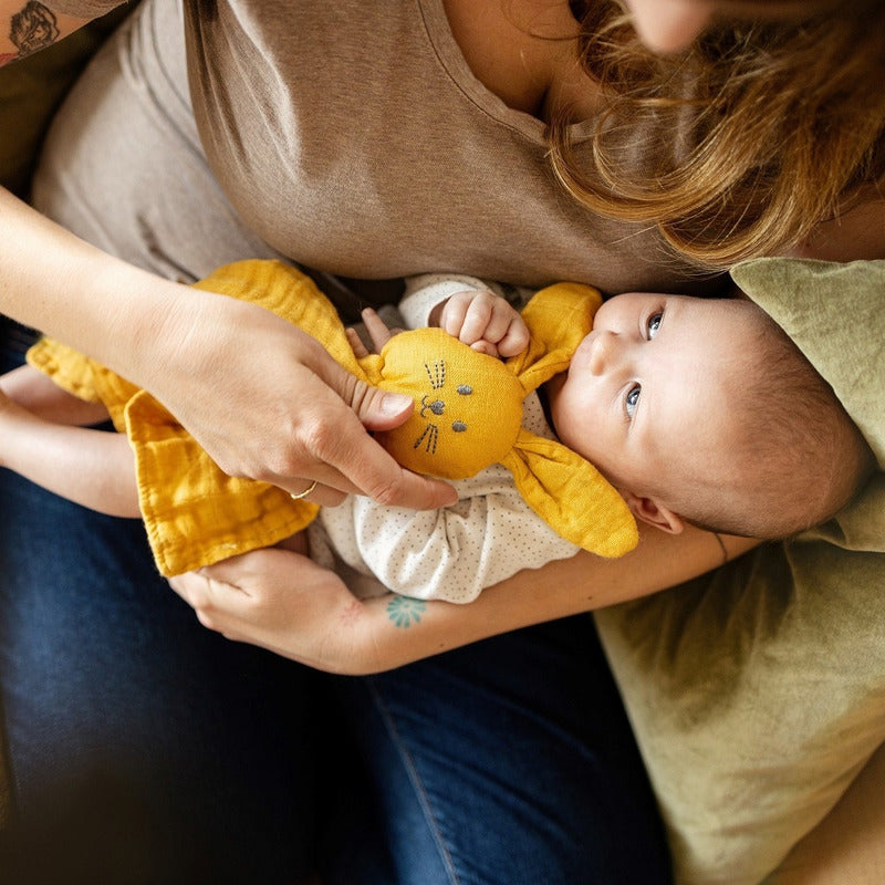 Jucarie interactiva, Petite&Mars, Iepurasul Hugo, Din muselina de bambus, Cu sunet, Conform standardului de securitate Oeko-tex 100 34 x 30 cm, 0 luni+, Galben