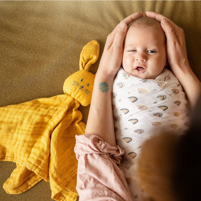 Jucarie interactiva, Petite&Mars, Iepurasul Hugo, Din muselina de bambus, Cu sunet, Conform standardului de securitate Oeko-tex 100 34 x 30 cm, 0 luni+, Galben