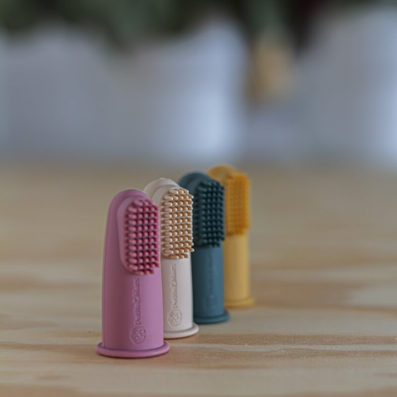 Set 2 periute de dinti pentru deget, Petite&Mars, Cu peri moi, Silicon, Include cutie depozitare, 0 luni+, Roz/Bej