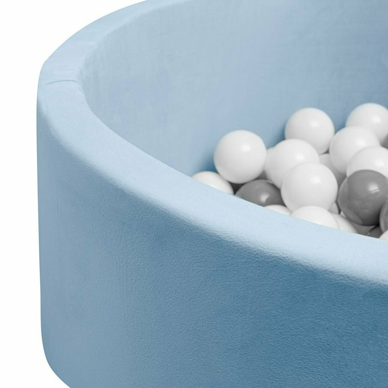 Piscina cu bile New Baby Standard 83x30 cm, Albastru – detaliu al marginii și bilelor