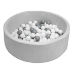 Piscina cu bile New Baby Standard 83x30 cm, Gri – vedere de ansamblu cu bile albe și gri