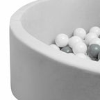 Piscina cu bile New Baby Standard 83x30 cm, Gri – detaliu al marginii și bilelor