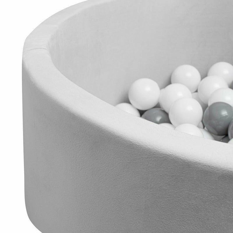 Piscina cu bile New Baby Standard 83x30 cm, Gri – detaliu al marginii și bilelor