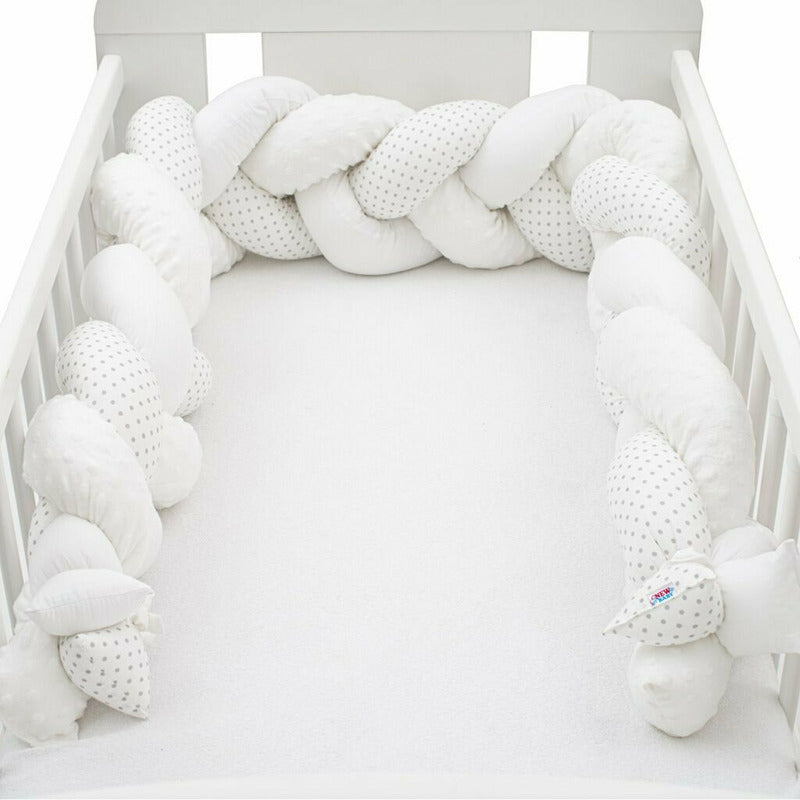 Aparatoare impletita New Baby Minky Dot 210 cm, Alb si gri – prezentare în pătuț gol