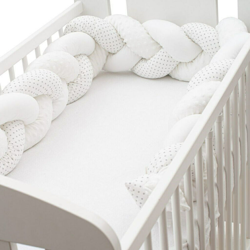 Aparatoare impletita New Baby Minky Dot 210 cm, Alb si gri – vedere oblică în pătuț gol