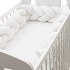 Aparatoare impletita New Baby Minky Dot 210 cm, Alb si gri – vedere oblică în pătuț gol