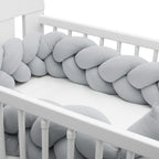 Aparatoare impletita New Baby Muselina 210 cm, Gri – vedere laterală în pătuț gol