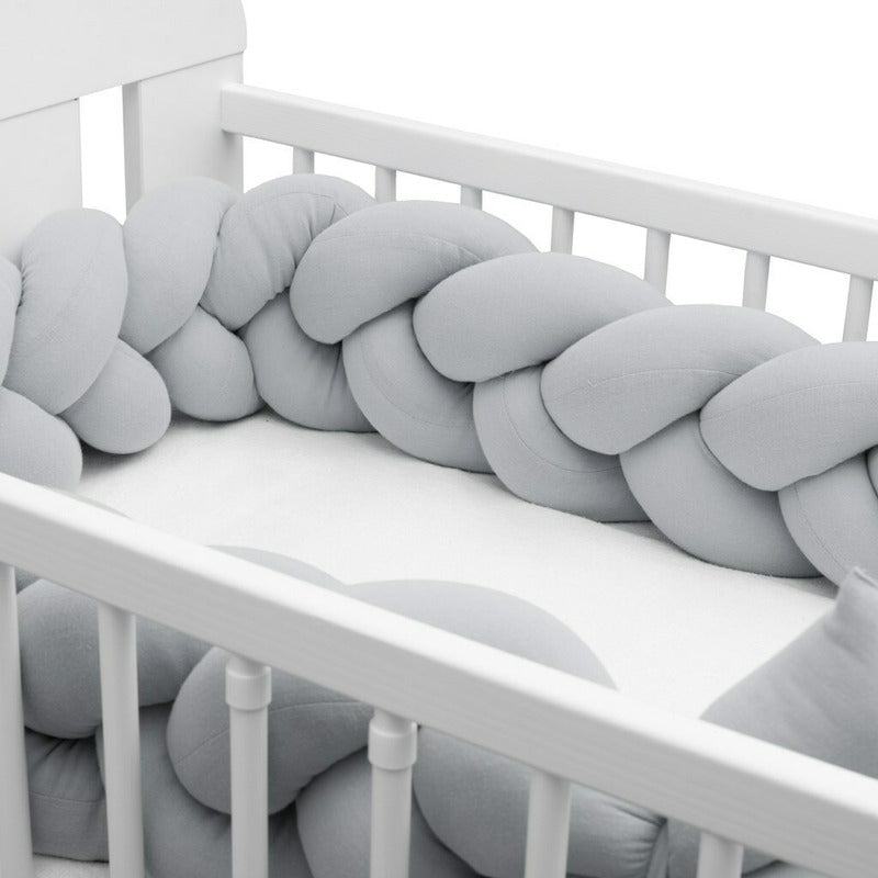 Aparatoare impletita New Baby Muselina 210 cm, Gri – vedere laterală în pătuț gol