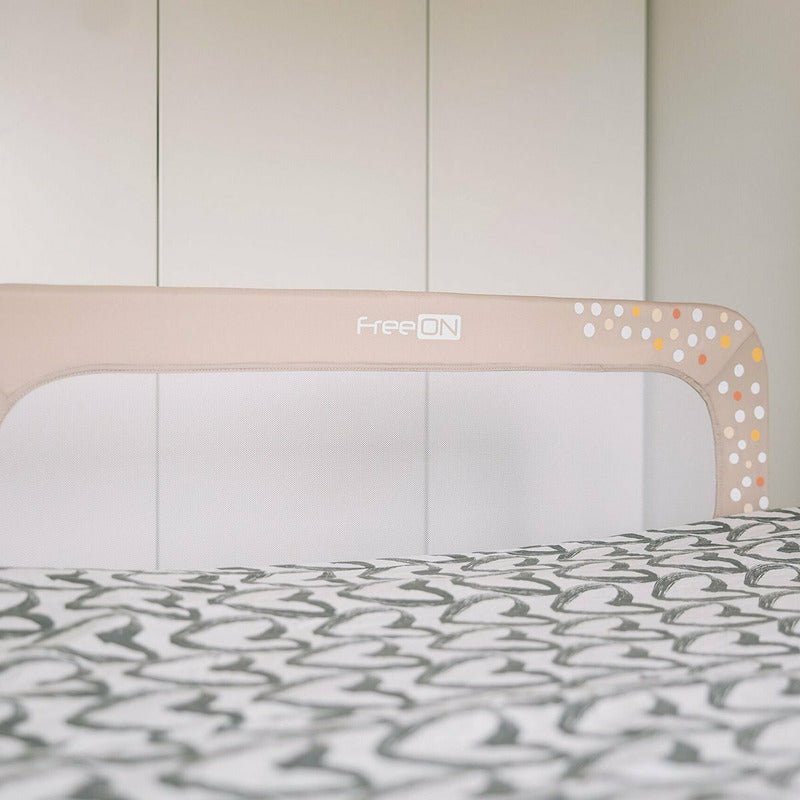 Protectie laterala pat, FreeON, Pentru bebe, Rabatabila, Instalare usoara, Dimensiune 135 x 57 cm, Little Dots, Conform cu standardul european BS7972:2001+A12009, Beige
