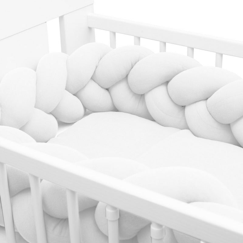 Aparatoare impletita New Baby Muselina 210 cm, Alb – vedere laterală în pătuț gol