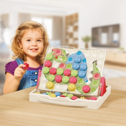 Joc mozaic Quercetti Fantacolor Junior Eco, 48 piese – copil care prezintă tabla cu piese colorate