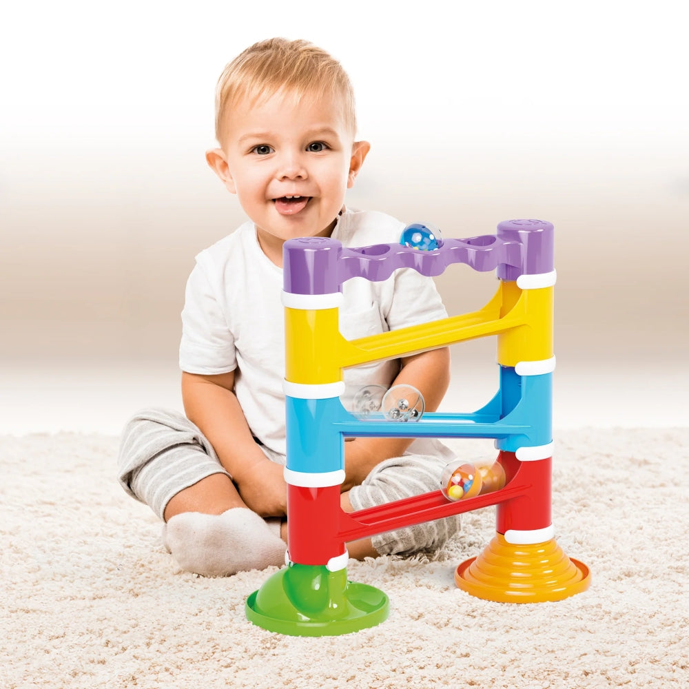 Turn cu bile Quercetti Migoga Tower Sound – copil care se joacă lângă turn