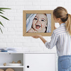 Joc mozaic Quercetti Pixel Art 4 Take a Selfie – copil care prezintă portretul mozaic în ramă