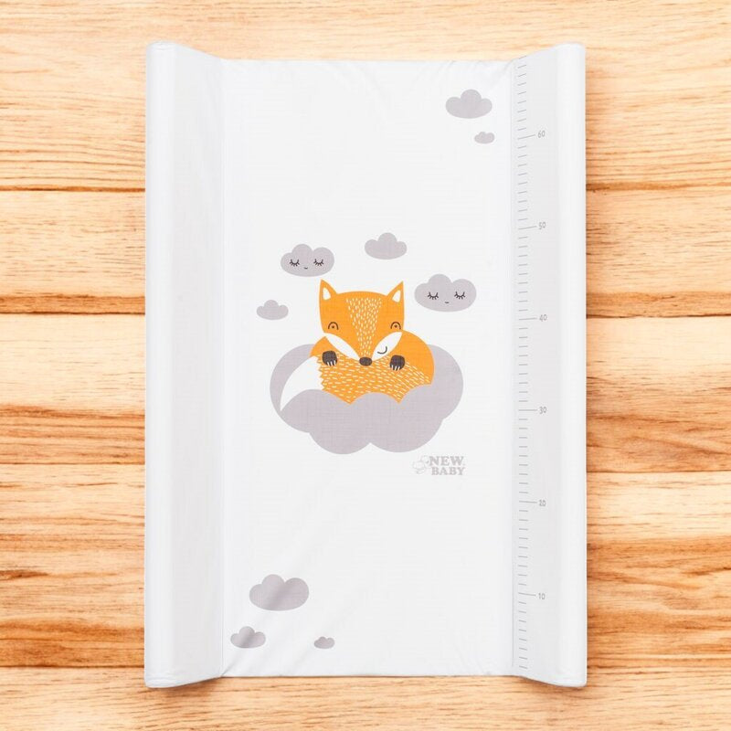 Saltea de infasat New Baby Fox 50x70 cm, Alb – salteaua pe fundal din lemn