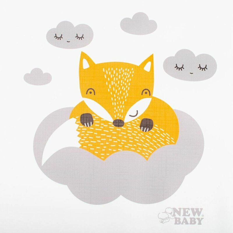 Saltea de infasat New Baby Fox 50x70 cm, Alb – detaliul imprimeului cu vulpe și nori