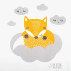 Saltea de infasat New Baby Fox 50x70 cm, Alb – detaliul imprimeului cu vulpe și nori