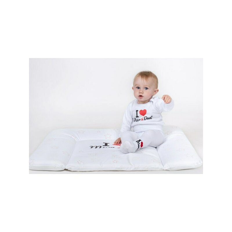 Saltea de infasat New Baby I Love Mum and Dad 50x70 cm, Alb – copil pe saltea, fotografie ilustrativă