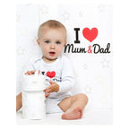 Saltea de infasat New Baby I Love Mum and Dad 50x70 cm, Alb – detaliu ilustrativ cu un copil și imprimeul