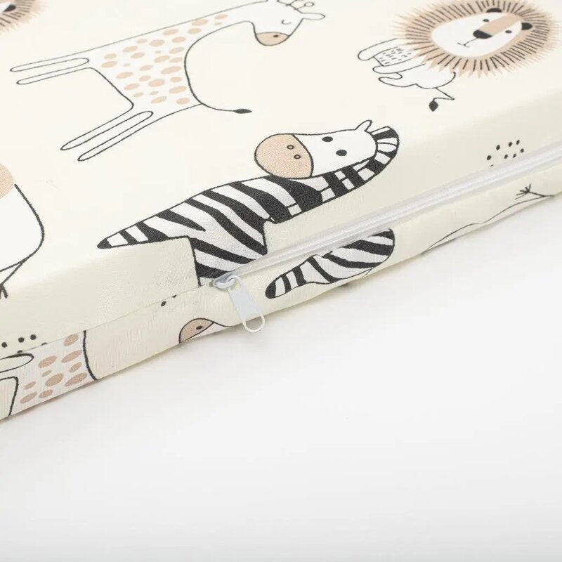 Detaliu al imprimeului cu animale al saltelei New Baby Teddy Bear