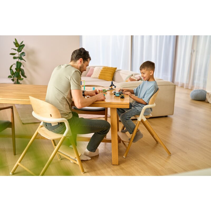 Scaun de masa multifunctional Celia, Lionelo, Din lemn de fag, 6 luni- adult, Reglabil pe inaltime, Spatar lat, Sezut ergonomic, Tavita silicon, Suport de picioare reglabil, Greutate maxima 90 Kg, Alb/Natural