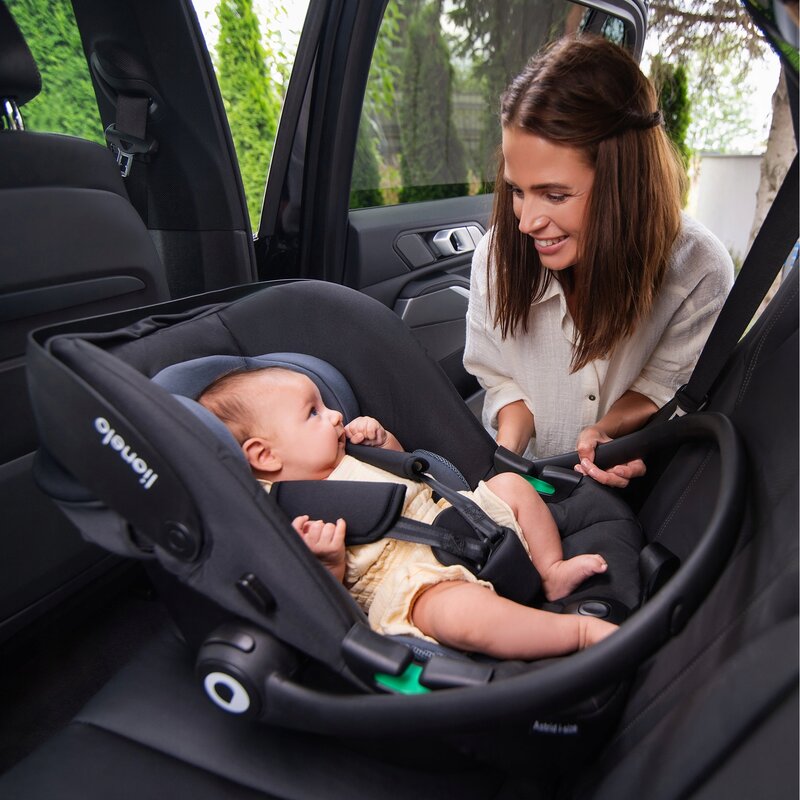 Scoica auto, Lionelo, i-Size Astrid, 0-13 Kg, 40-87 cm, Cu salteluta, Testat ADAC, Conform cu standardul european de securitate R129, Negru Onyx