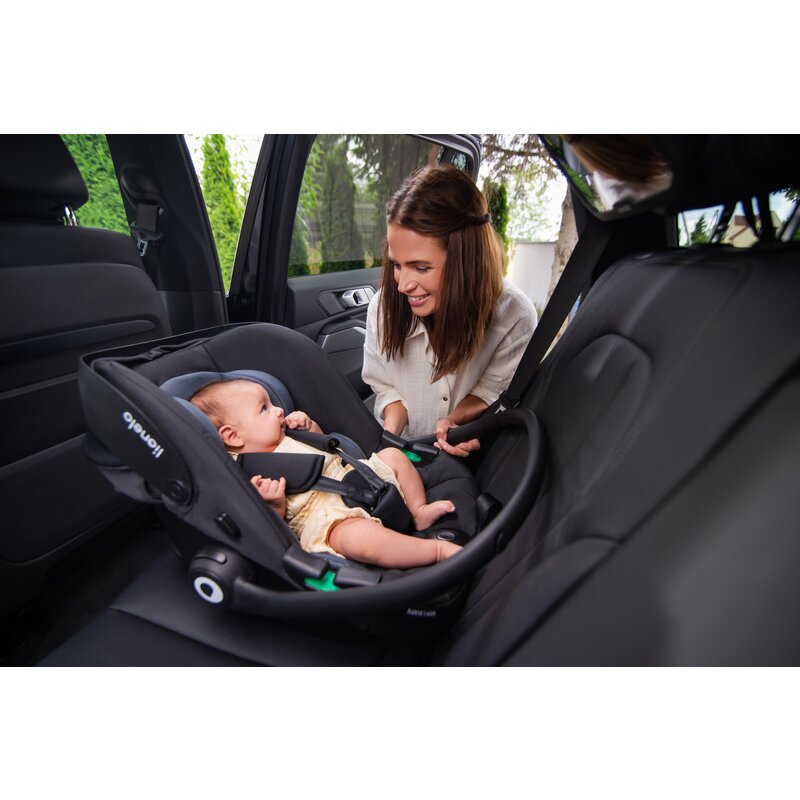 Scoica auto, Lionelo, i-Size Astrid, Include baza Isofix, 0-13 Kg, 40-87 cm, Cu maner si capotina reglabile, Cu protectie laterala avansata, Salteluta confortabila, Testat ADAC, Conform cu R129, Negru/Gri