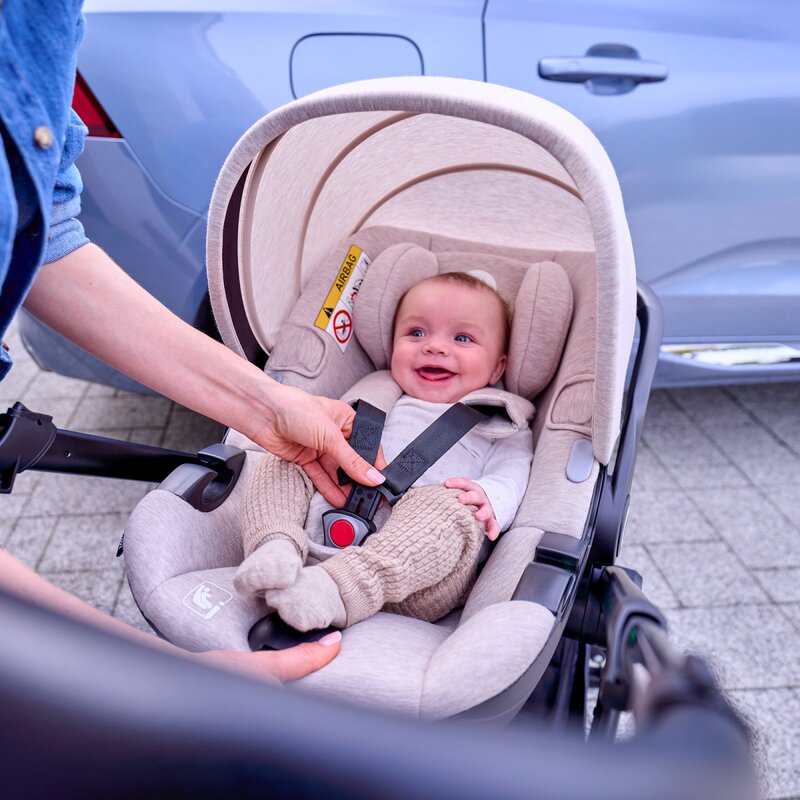 Scoica auto, Lionelo, Moxie, i-Size, 40-87 cm, Tetiera reglabila, intarita cu spuma de memorie, Carcasa ventilata, Din bambus, Protectie avansata, Conform cu R129, Negru