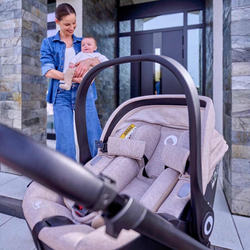 Scoica auto, Lionelo, Moxie, i-Size, 40-87 cm, Tetiera reglabila, intarita cu spuma de memorie, Carcasa ventilata, Din bambus, Protectie avansata, Conform cu R129, Negru