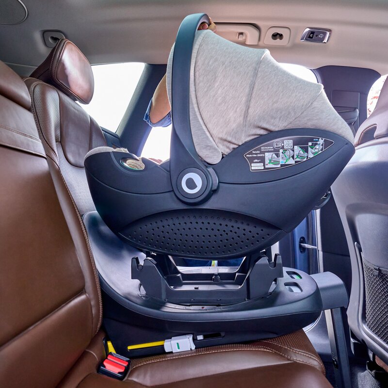 Scoica auto, Lionelo, Moxie, i-Size, Include baza rotativa 360 cu picior de fixare, 40-87 cm, Tetiera reglabila, intarita cu spuma de memorie, Carcasa ventilata, Din bambus, Protectie avansata, Conform R129, Negru