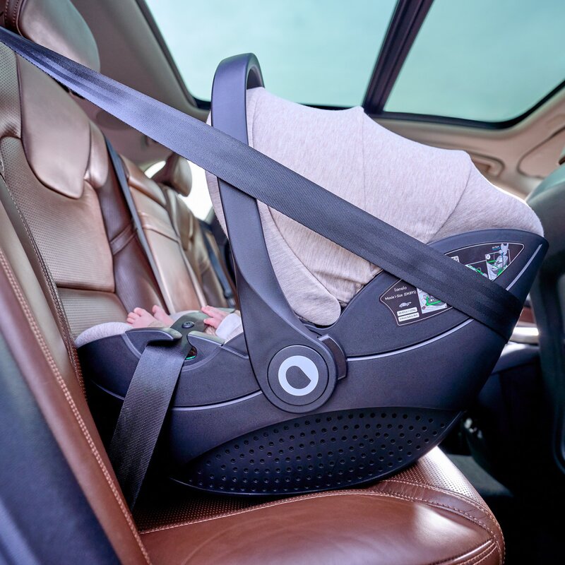Scoica auto, Lionelo, Moxie, i-Size, Include baza rotativa 360 cu picior de fixare, 40-87 cm, Tetiera reglabila, intarita cu spuma de memorie, Carcasa ventilata, Din bambus, Protectie avansata, Conform R129, Mov