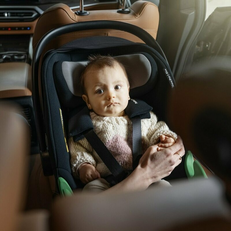 Scoică auto Petite&Mars Core Pro - vedere laterală cu mâner reglabil