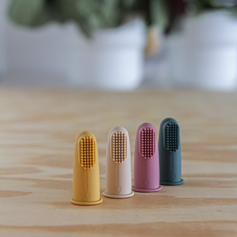 Set 2 periute de dinti pentru deget, Petite&Mars, Cu peri moi, Silicon, Include cutie depozitare, 0 luni+, Roz/Bej