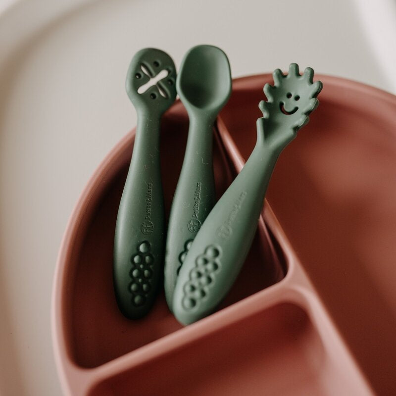 Set 3 lingurite, Petite&Mars, Take&Match, Din silicon, Diverse forme, Pentru supa, paste, alimente usoare, Dezvolta simturile si abilitatile senzoriale, Adecvate pentru masina de spalat vase, Fara BPA, 6 luni+, Sweet Pea, Verde