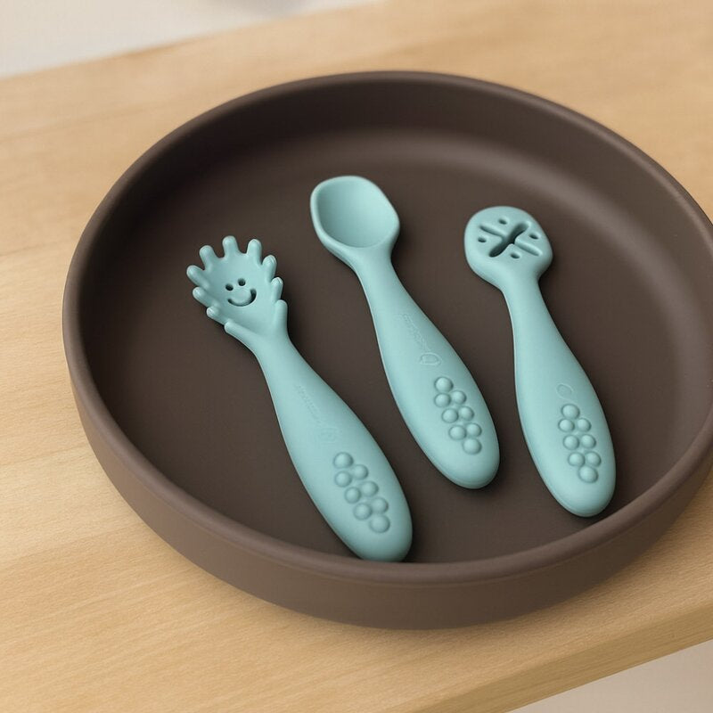 Set 3 lingurite, Petite&Mars, Take&Match, Din silicon, Diverse forme, Pentru supa, paste, alimente usoare, Dezvolta simturile si abilitatile senzoriale, Adecvate pentru masina de spalat vase, Fara BPA, 6 luni+, Sweet Pea, Verde
