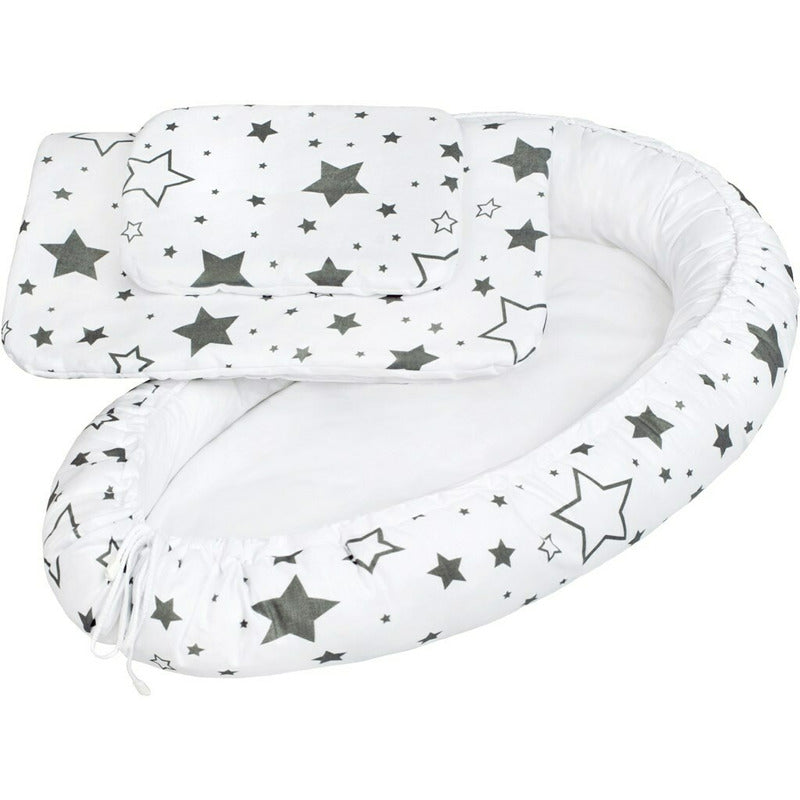 Baby nest New Baby Stars 78x48 cm, Alb cu stele gri – setul cu păturică și pernuță