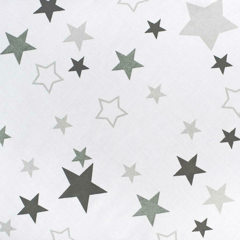 Baby nest New Baby Stars 78x48 cm, Alb cu stele gri – detaliu al imprimeului cu stele