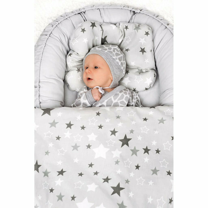 Baby nest New Baby Stars 78x48 cm, Alb cu stele gri – imagine ilustrativă cu copil și accesorii