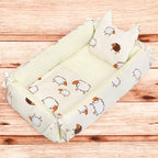 Baby nest New Baby Sheep 90x57 cm, Bej – prezentare pe fundal din lemn