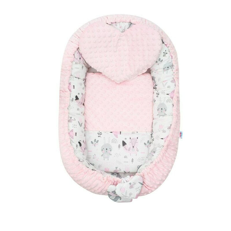 Baby nest New Baby Luxury Minky Bears 75x55 cm, Roz – vedere de sus cu pernuță inimă