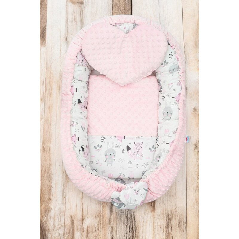Baby nest New Baby Luxury Minky Bears 75x55 cm, Roz – prezentare pe fundal din lemn