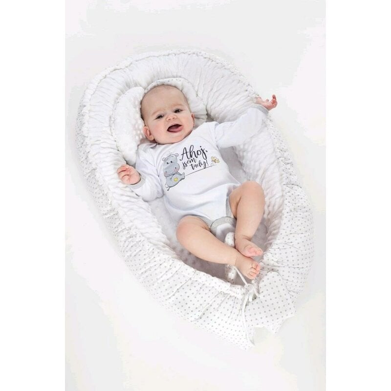 Baby nest New Baby Luxury Minky Bears 75x55 cm, Roz – imagine ilustrativă a modelului alb cu copil treaz