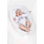 Baby nest New Baby Luxury Minky Bears 75x55 cm, Roz – imagine ilustrativă a modelului alb cu copil treaz