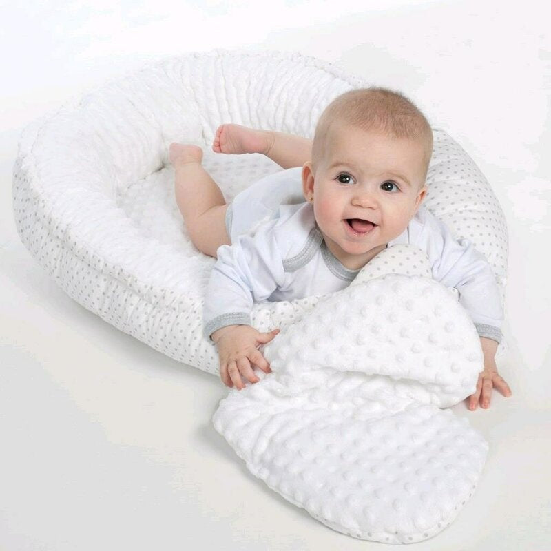 Baby nest New Baby Luxury Minky Bears 75x55 cm, Roz – imagine ilustrativă a modelului alb cu copil treaz