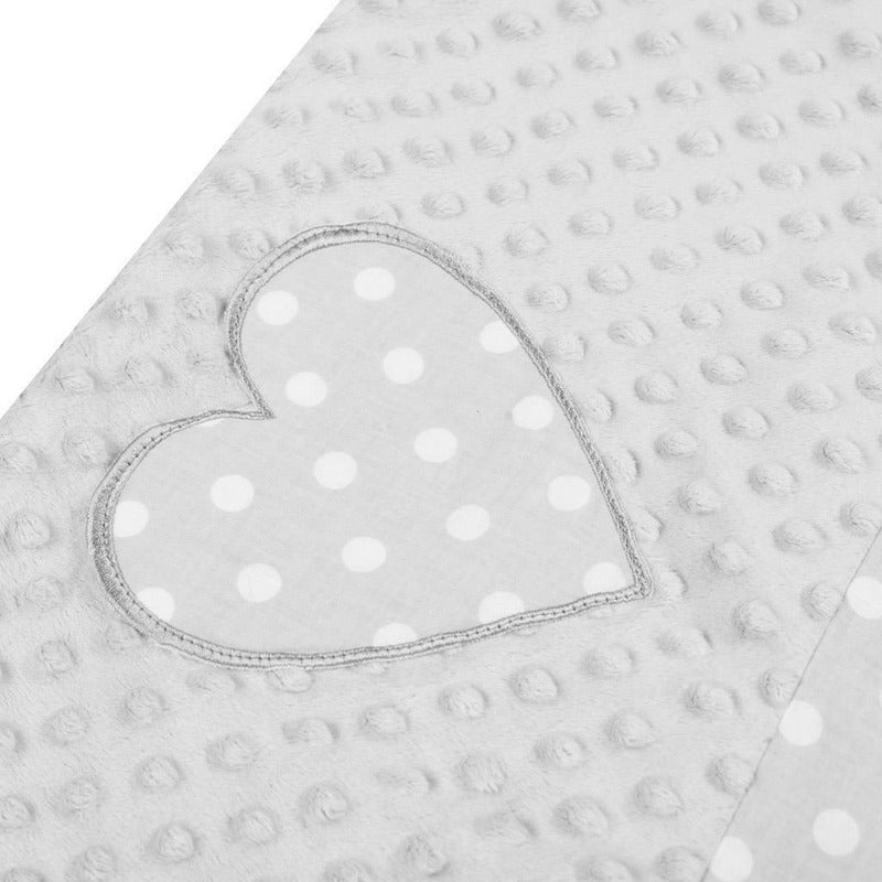 Baby nest New Baby Luxury Minky Heart 75x55 cm, Gri – detaliu al inimii de pe păturică