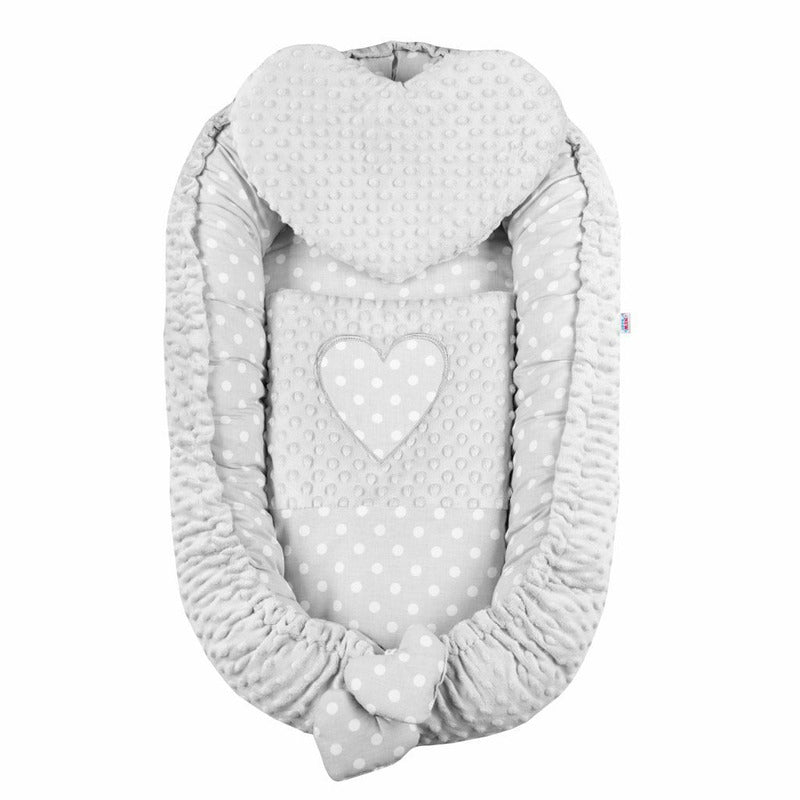 Baby nest New Baby Luxury Minky Heart 75x55 cm, Gri – vedere de sus cu pernuță inimă
