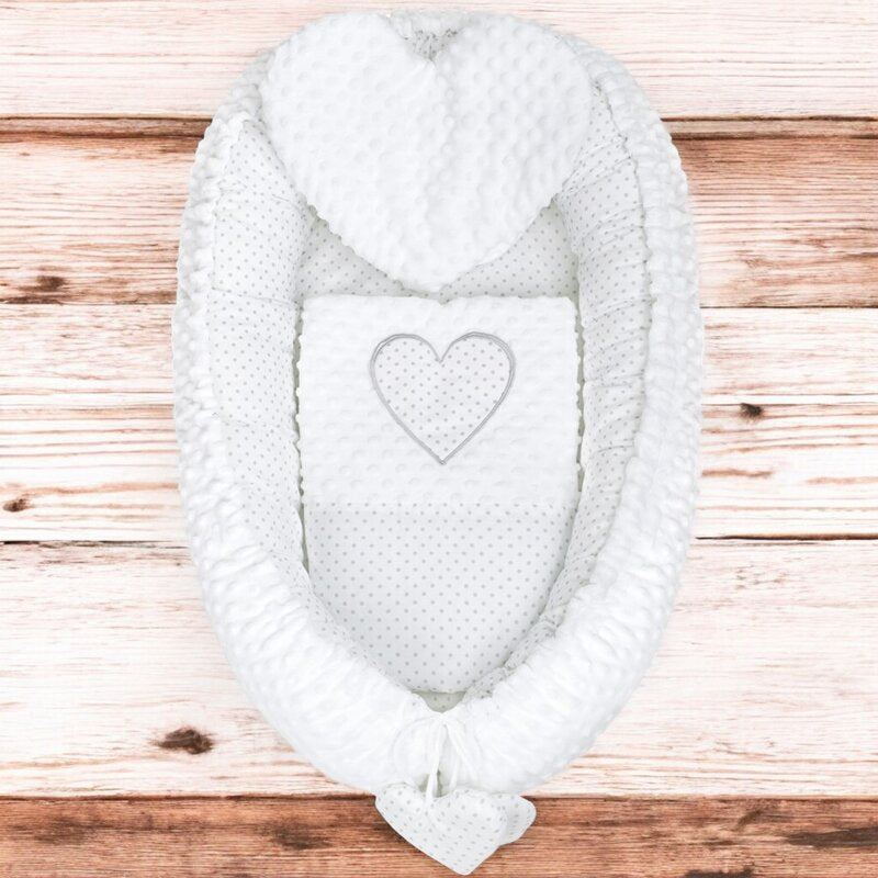 Baby nest New Baby Luxury Minky Heart 75x55 cm, Alb – prezentare pe fundal din lemn