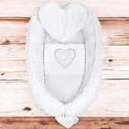Baby nest New Baby Luxury Minky Heart 75x55 cm, Alb – prezentare pe fundal din lemn