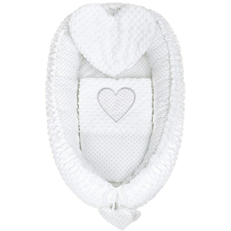 Baby nest New Baby Luxury Minky Heart 75x55 cm, Alb – vedere de sus cu pernuță inimă