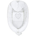 Baby nest New Baby Luxury Minky Heart 75x55 cm, Alb – vedere de sus cu pernuță inimă