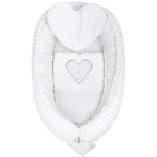 Baby nest New Baby Luxury Minky Heart 75x55 cm, Alb – vedere de sus cu pernuță inimă